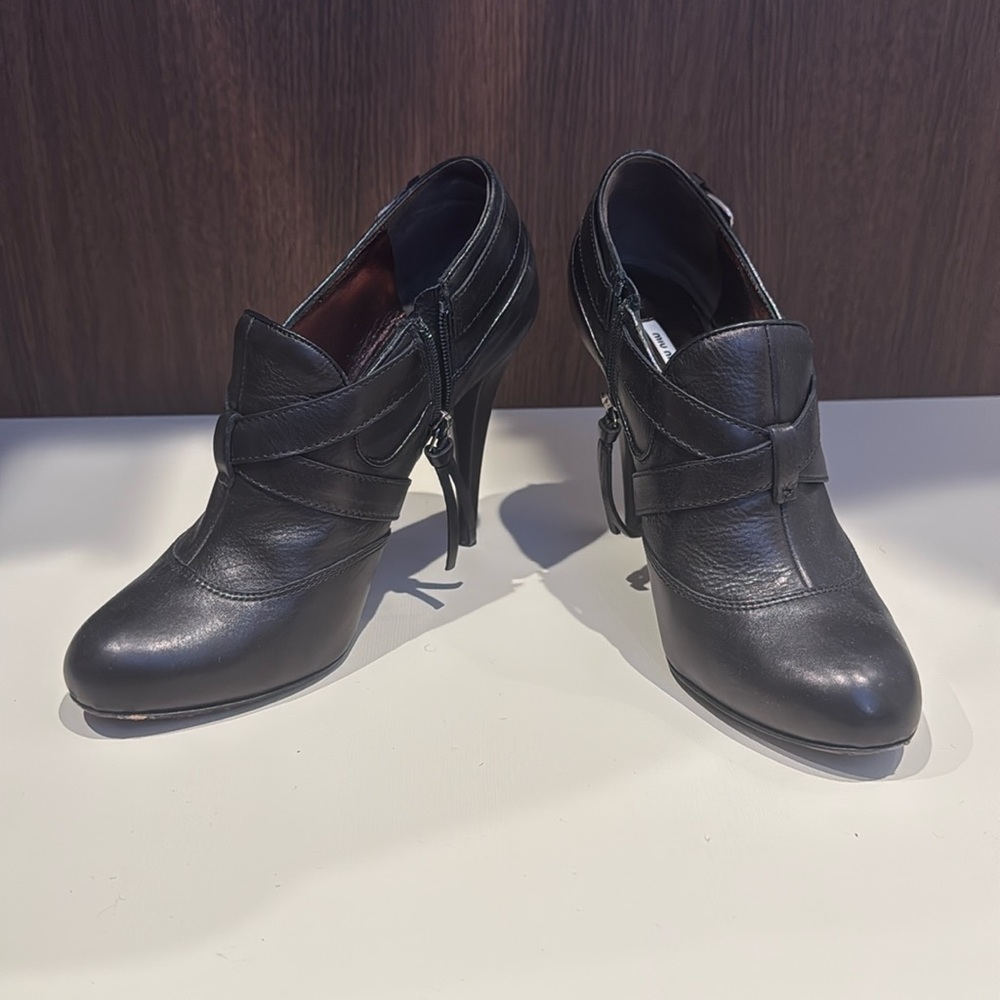 Miu Miu Womens Black Leather Upper Pump Shoes High Heels Side Zip Size 37.5